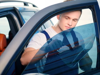 man installing window tint